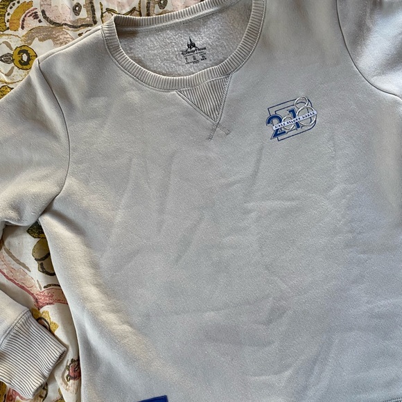 Disney Minnie Mouse 🐭 Large In Size Woman’s Crewneck Amazing back print 🏰 - Picture 8 of 9